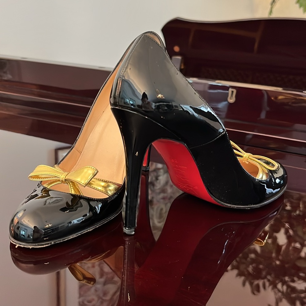 Gold Bow Black Patent Leather Pumps